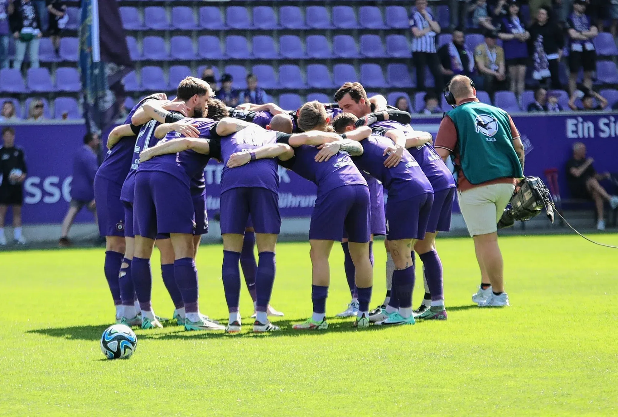 Die Startelf des FC Erzgebirge Aue vor dem Anstoß