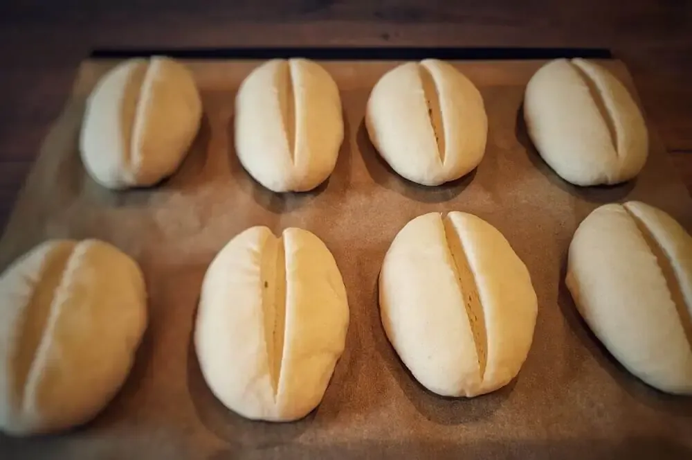 Die Teiglinge werden eingeschnitten