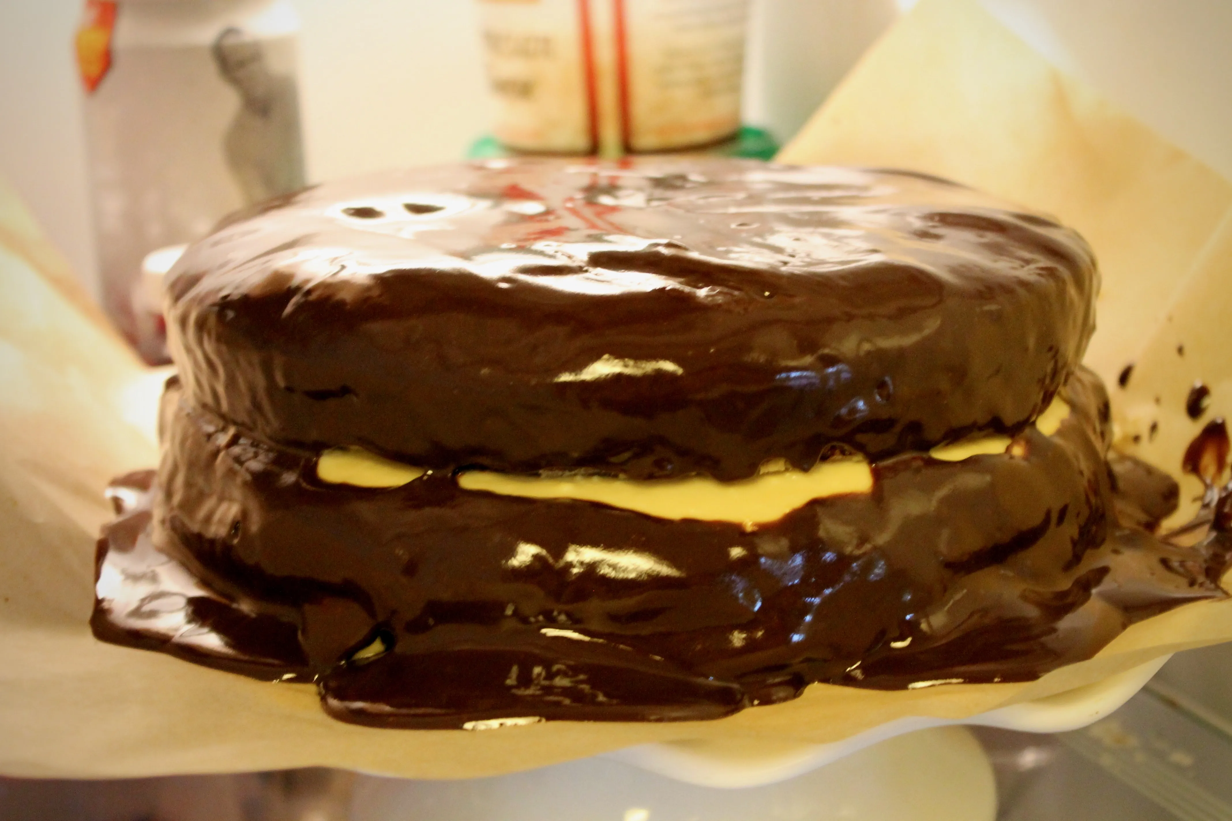 Die Torte ist geschichtet und mit Schokoladenglasur überzogen, bereit zum Kühlen