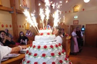 Die traditionelle Hochzeitstorte, die täglich im Café Kaiserschmarrn angeschnitten wird