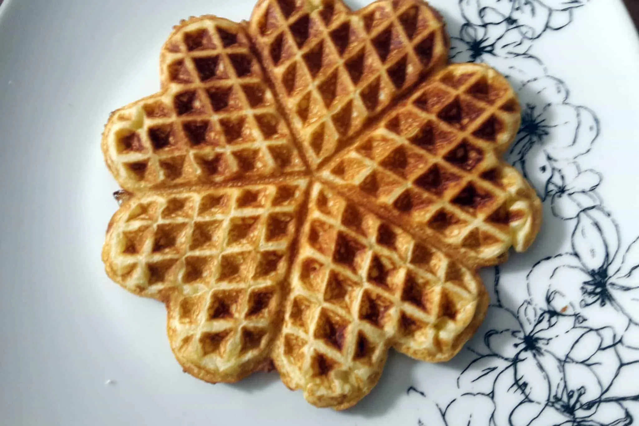 Die Waffel ist überall gleichmäßig goldbraun und innen noch fluffig weich.