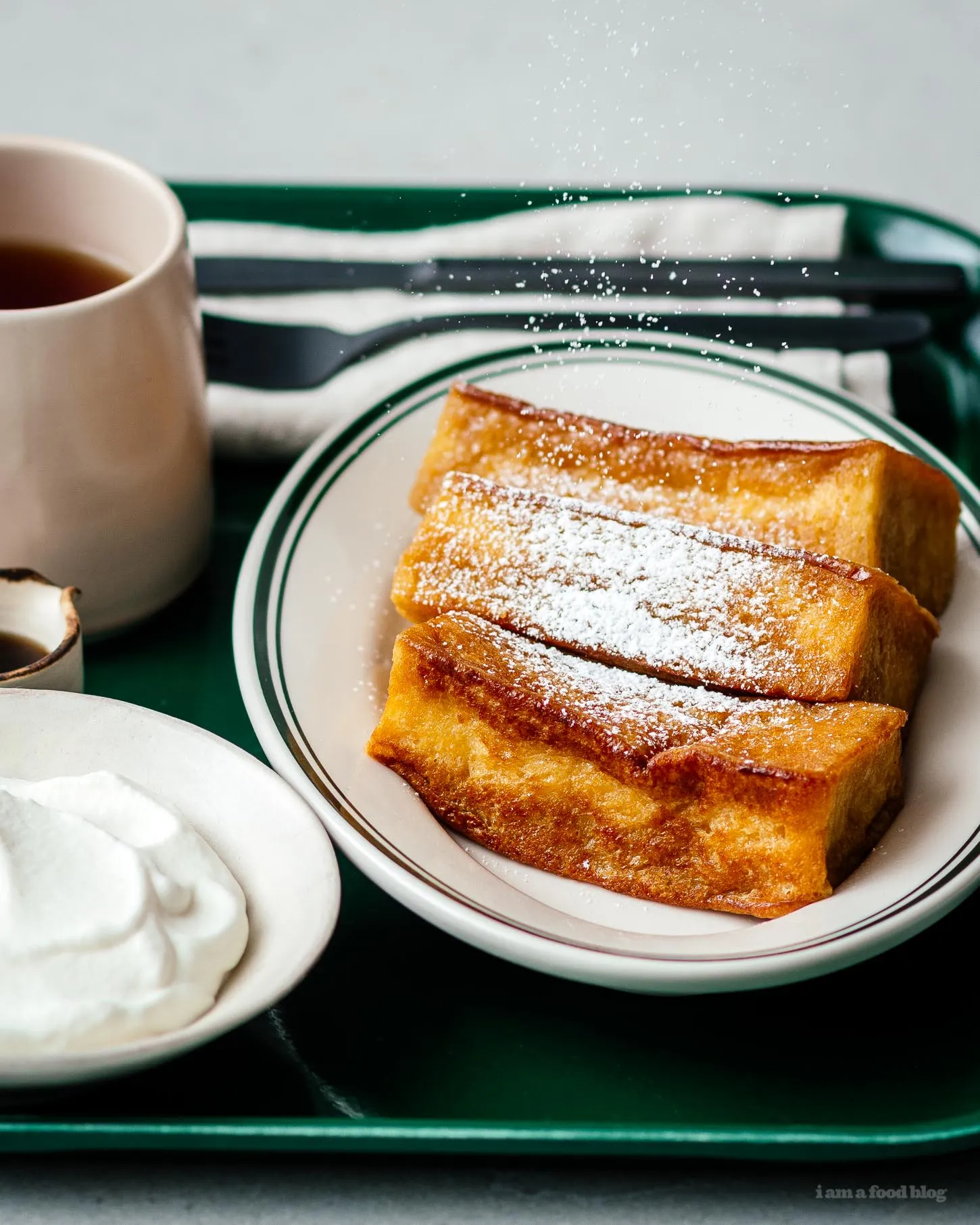 Dieser japanische French Toast im Tamagoyaki-Stil ist innen weich und cremig, außen knusprig. Die perfekte Kombination aus süß und herzhaft!