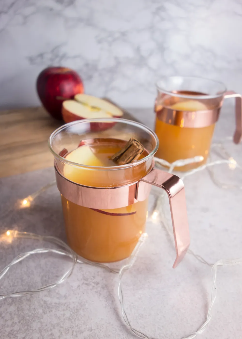 Dieses Rezept für warmen Apfel-Pimms ist mit Orange und Zimt gewürzt und die perfekte winterliche Interpretation von Pimms!