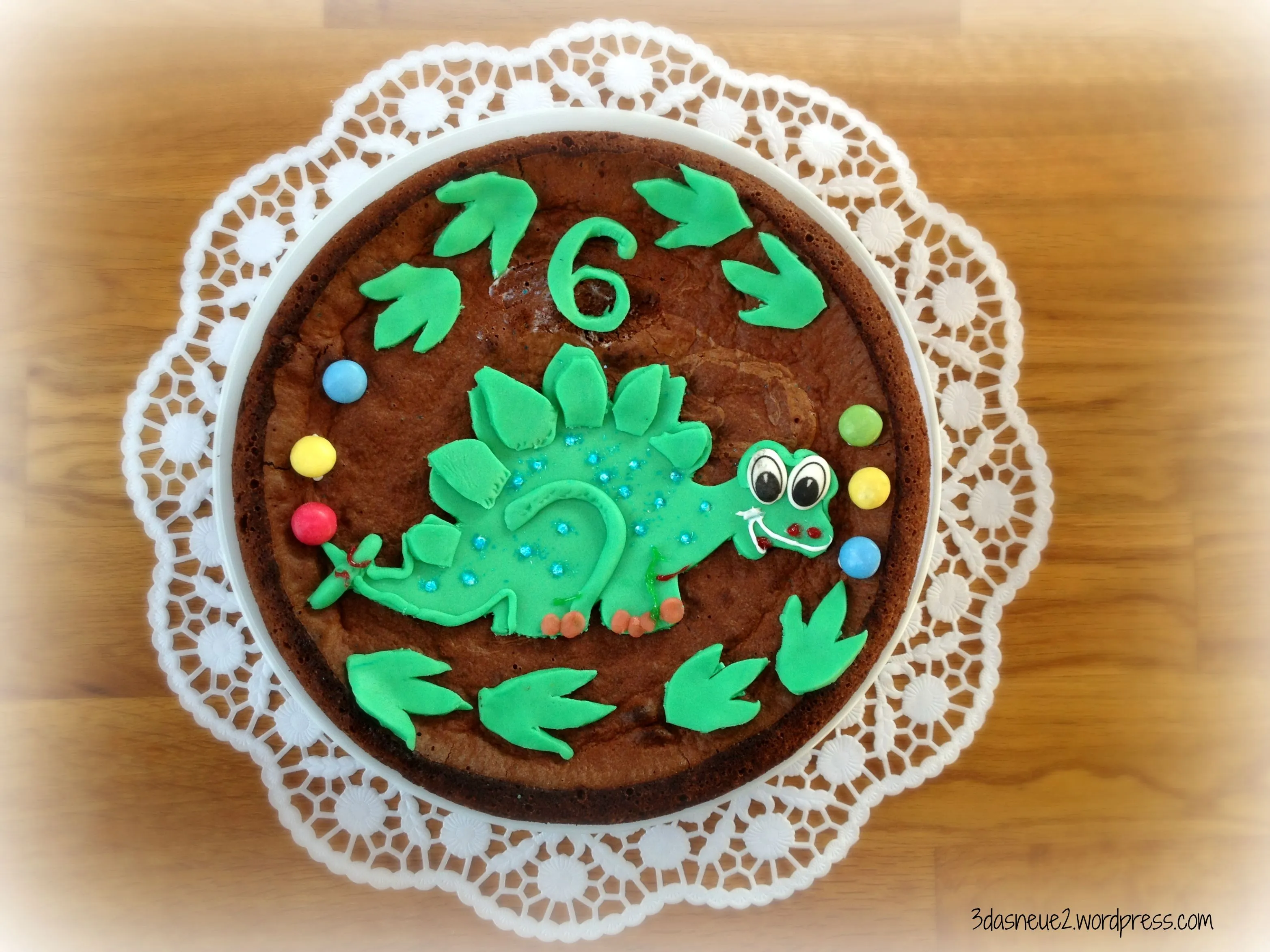 Dino-Kuchen als fertiges Backwerk