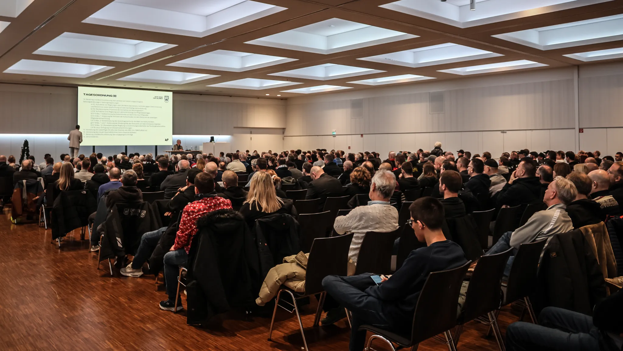 Dominik Schwärzel spricht auf der Mitgliederversammlung des SSV Ulm