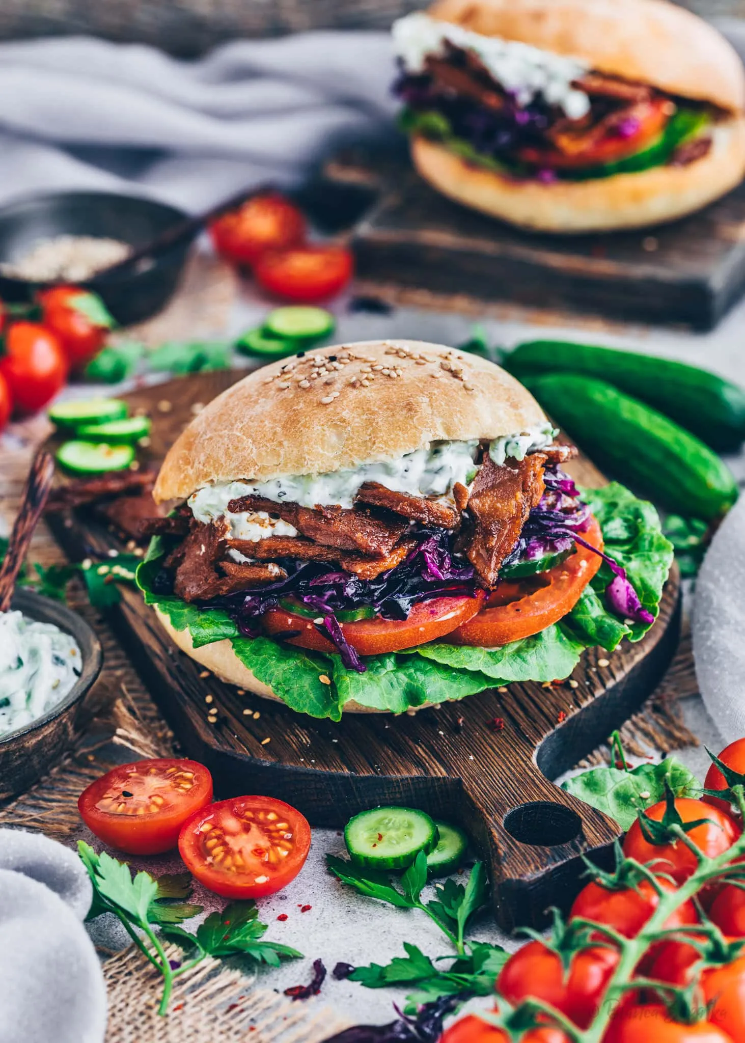 Döner Kebab mit veganem Dönerfleisch und frischem Salat