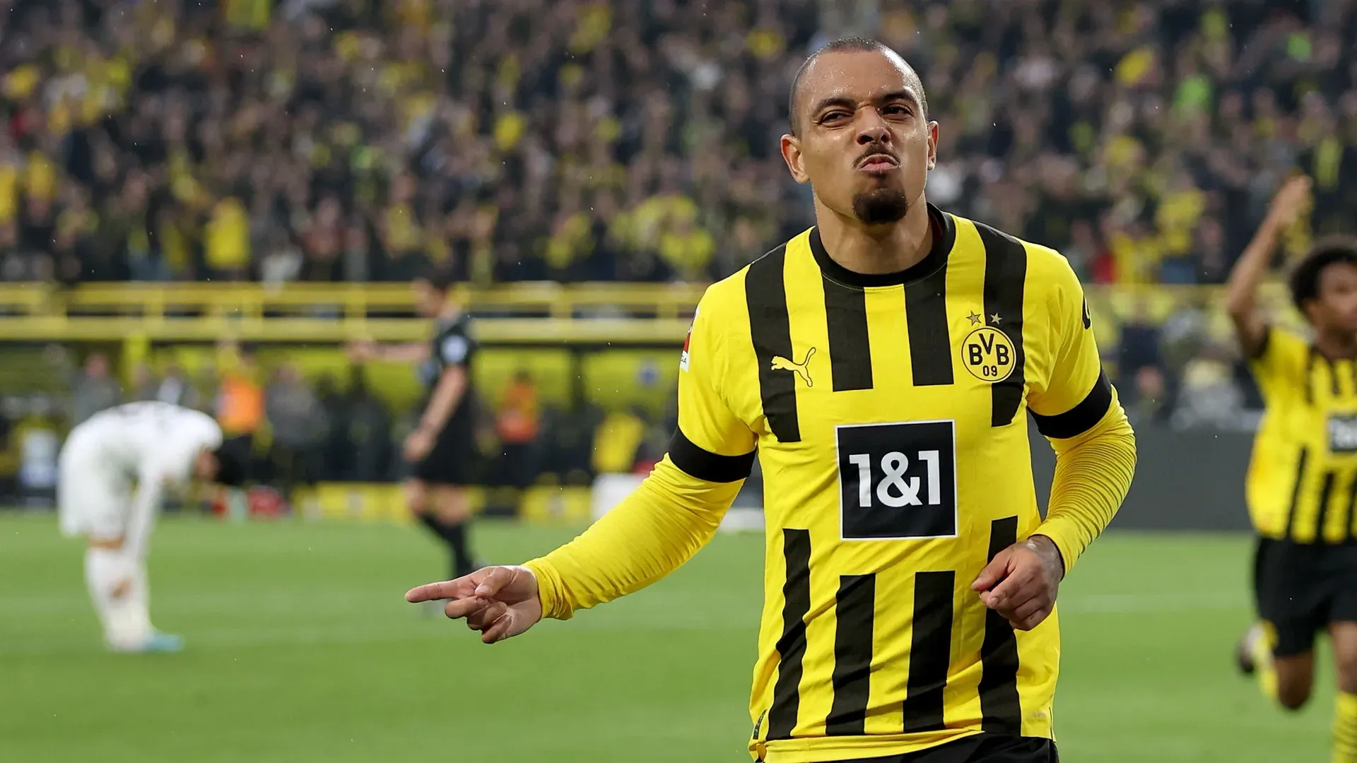 Donyell Malen im Spiel mit dem Ball am Fuß