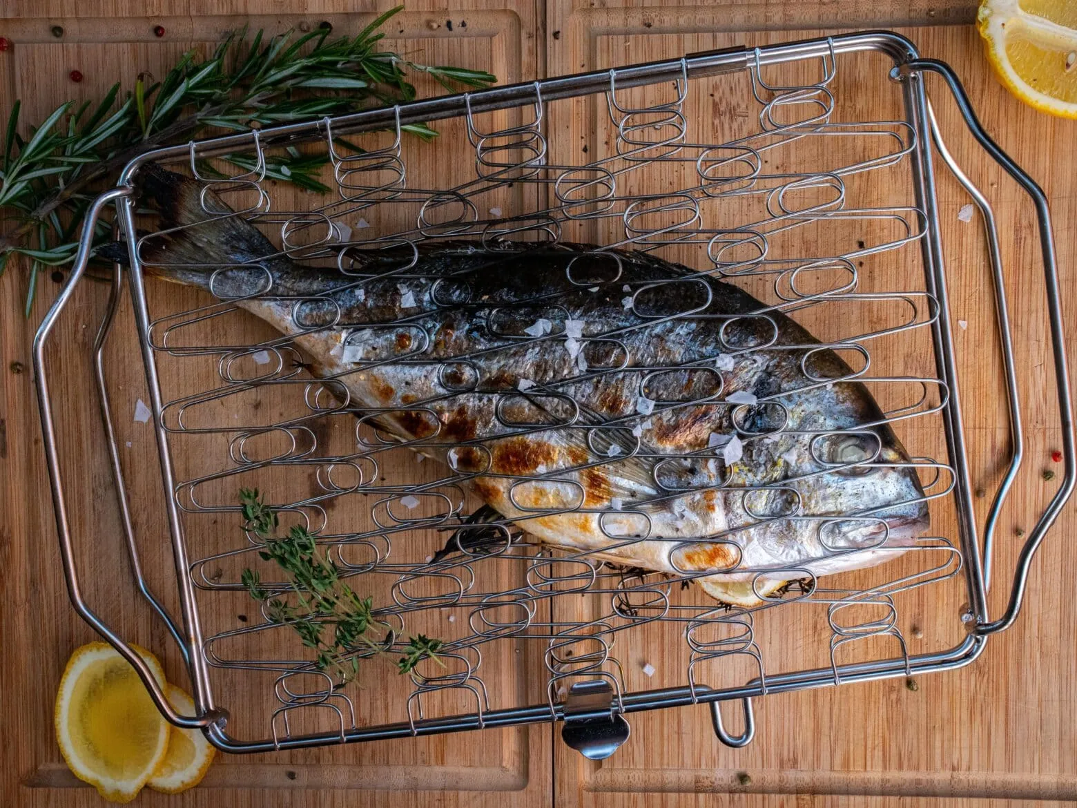 Dorade wird im Fischkorb schonend gegrillt