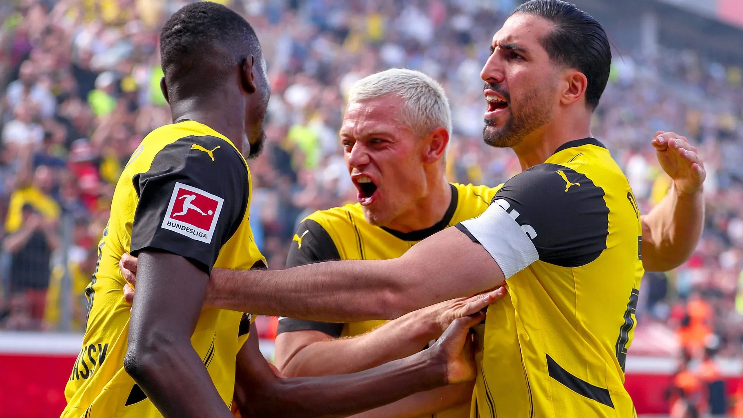 Dortmunds Spieler kämpfen um den Ball im Signal Iduna Park