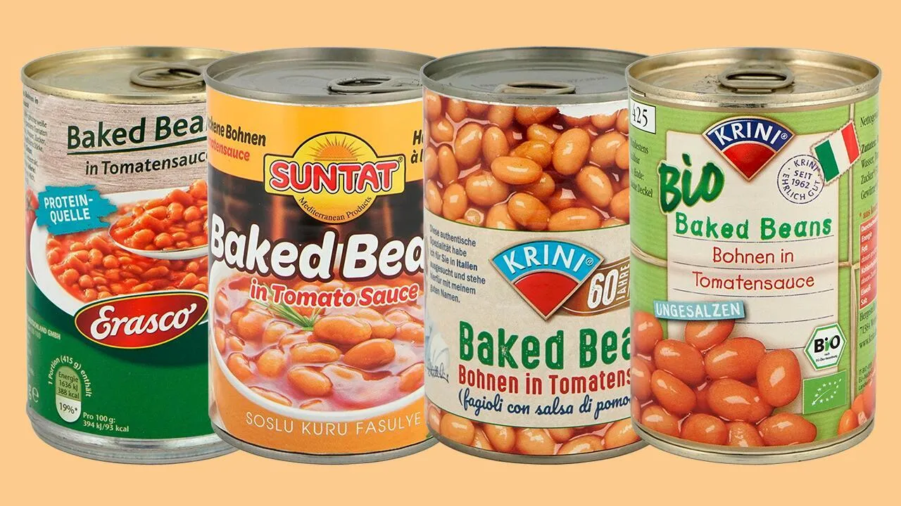 Dosen mit Baked Beans und frischen Bohnen