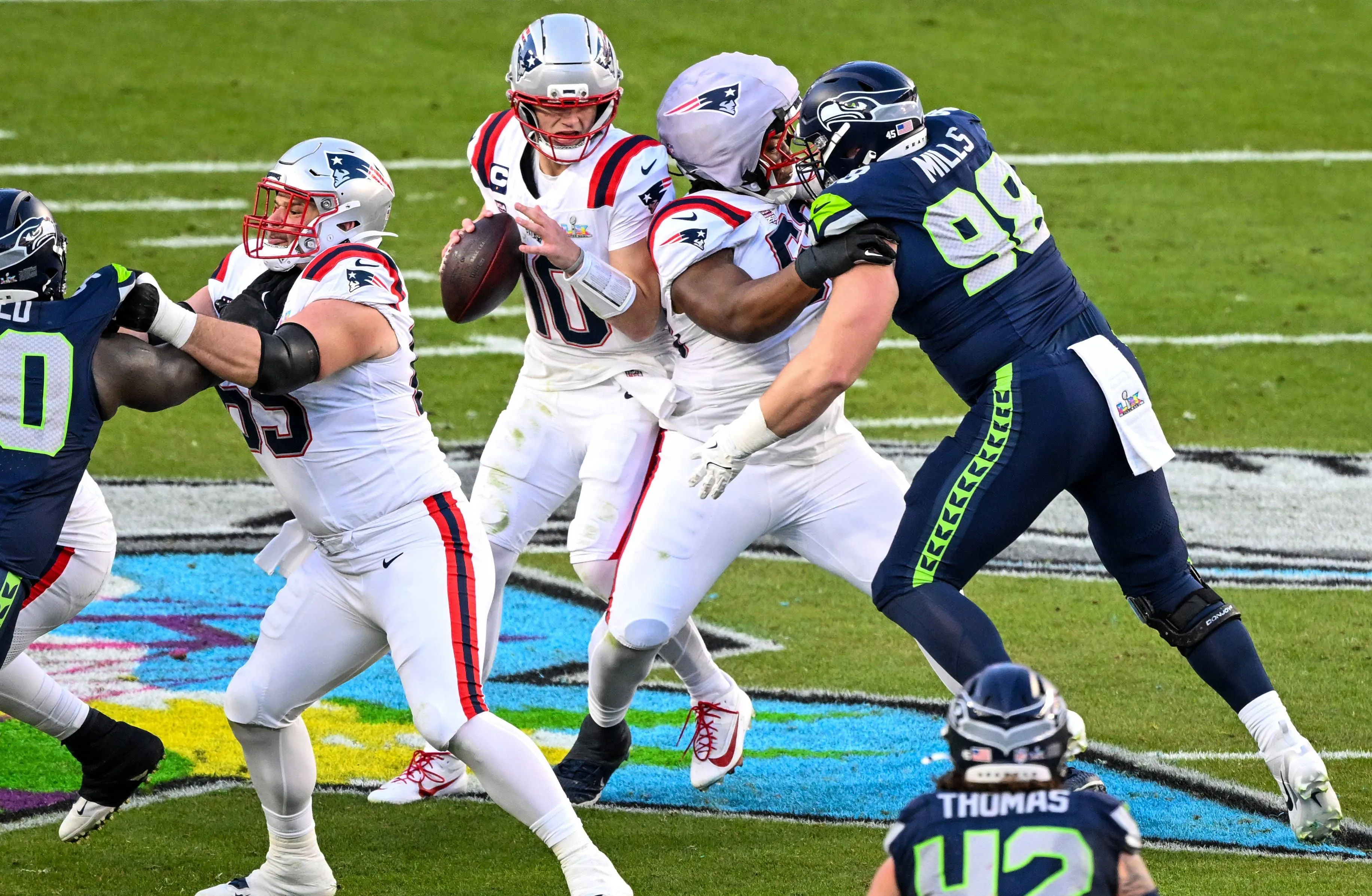 Drake Maye (Patriots) vor einem Sack im Super Bowl LX.