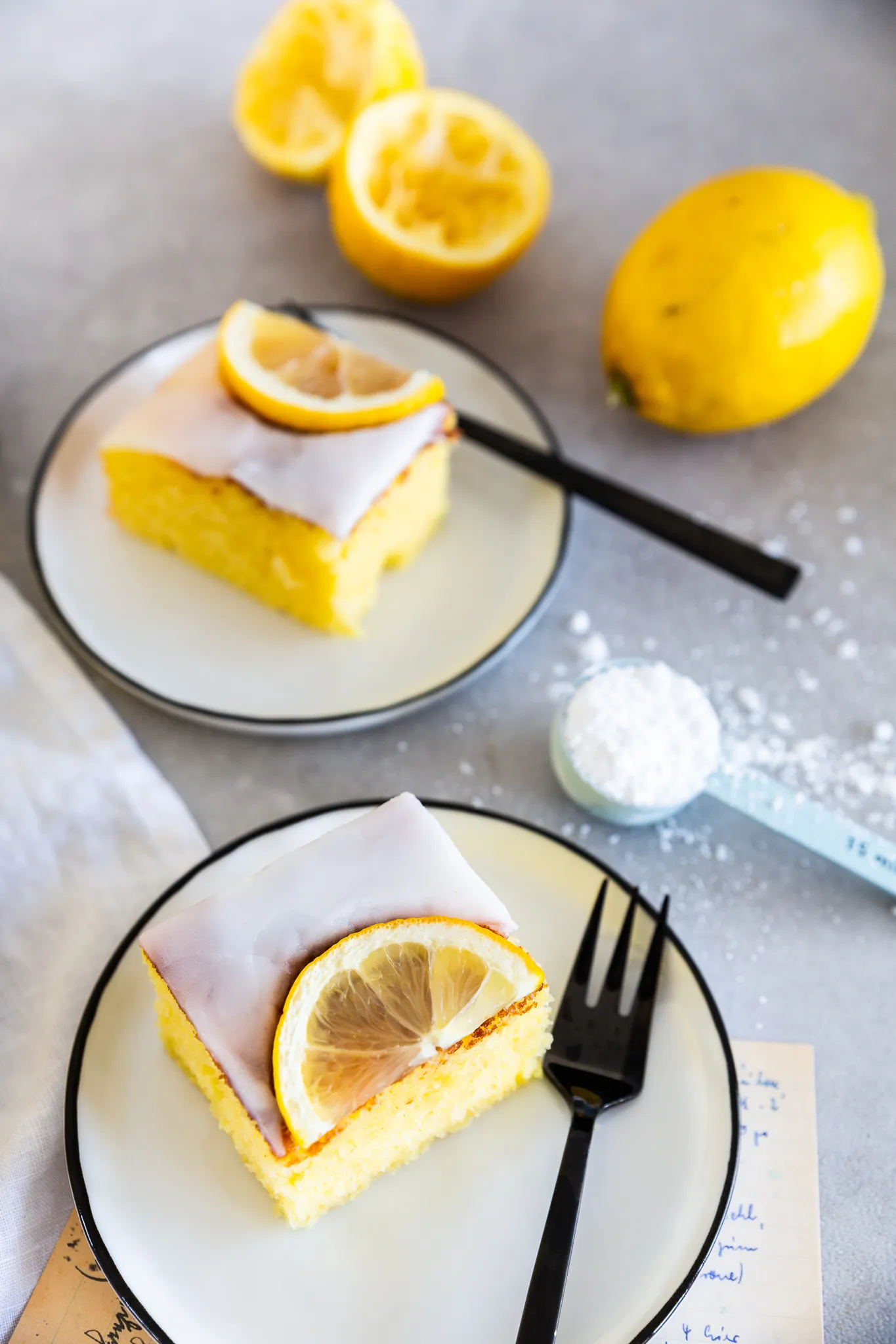 Draufsicht auf den fertig glasierten Zitronenkuchen, appetitlich mit Zitronenscheiben verziert.