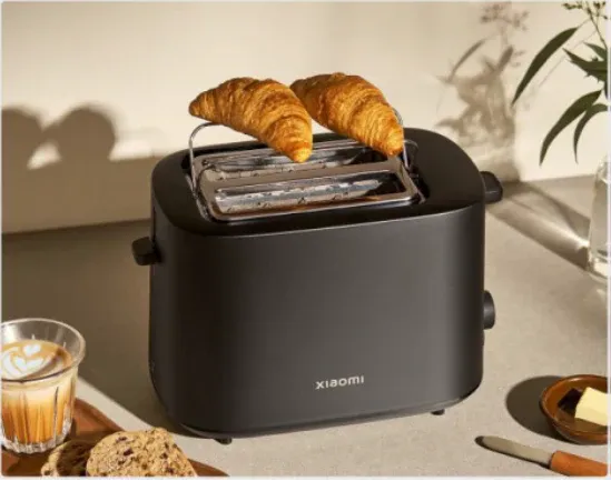 Draufsicht auf den Xiaomi Toaster mit Brötchenaufsatz