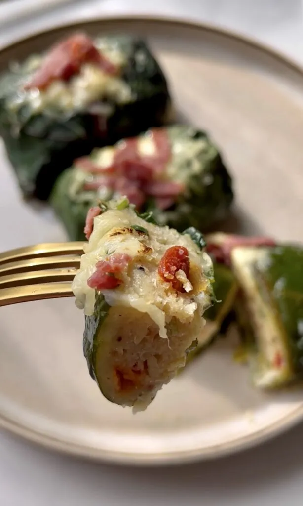 Drei Capuns im Topf, umwickelt mit Mangoldblättern, in cremiger Sauce