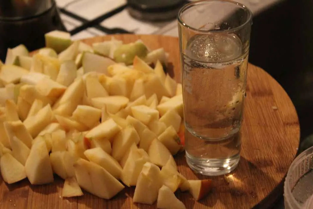 Drei Esslöffel Wasser in einem kleinen Topf
