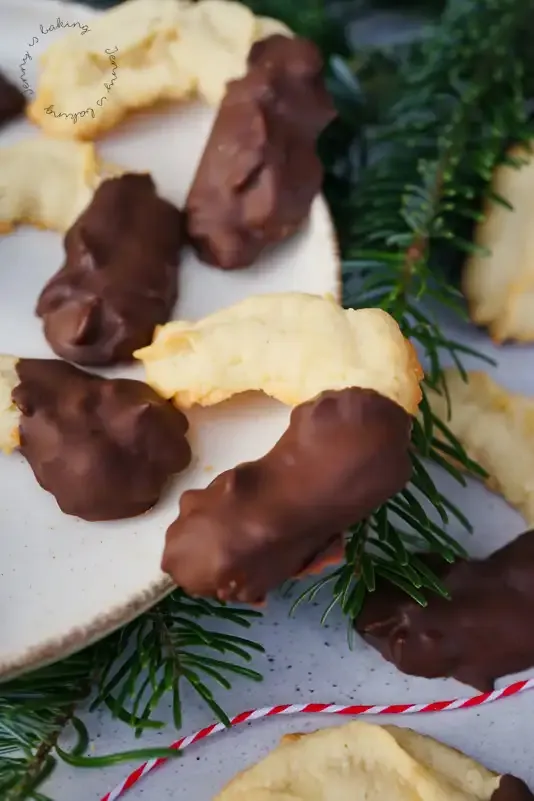 Drei Formen von Spritzgebäck, darunter eine S-Form und ein Halbmond