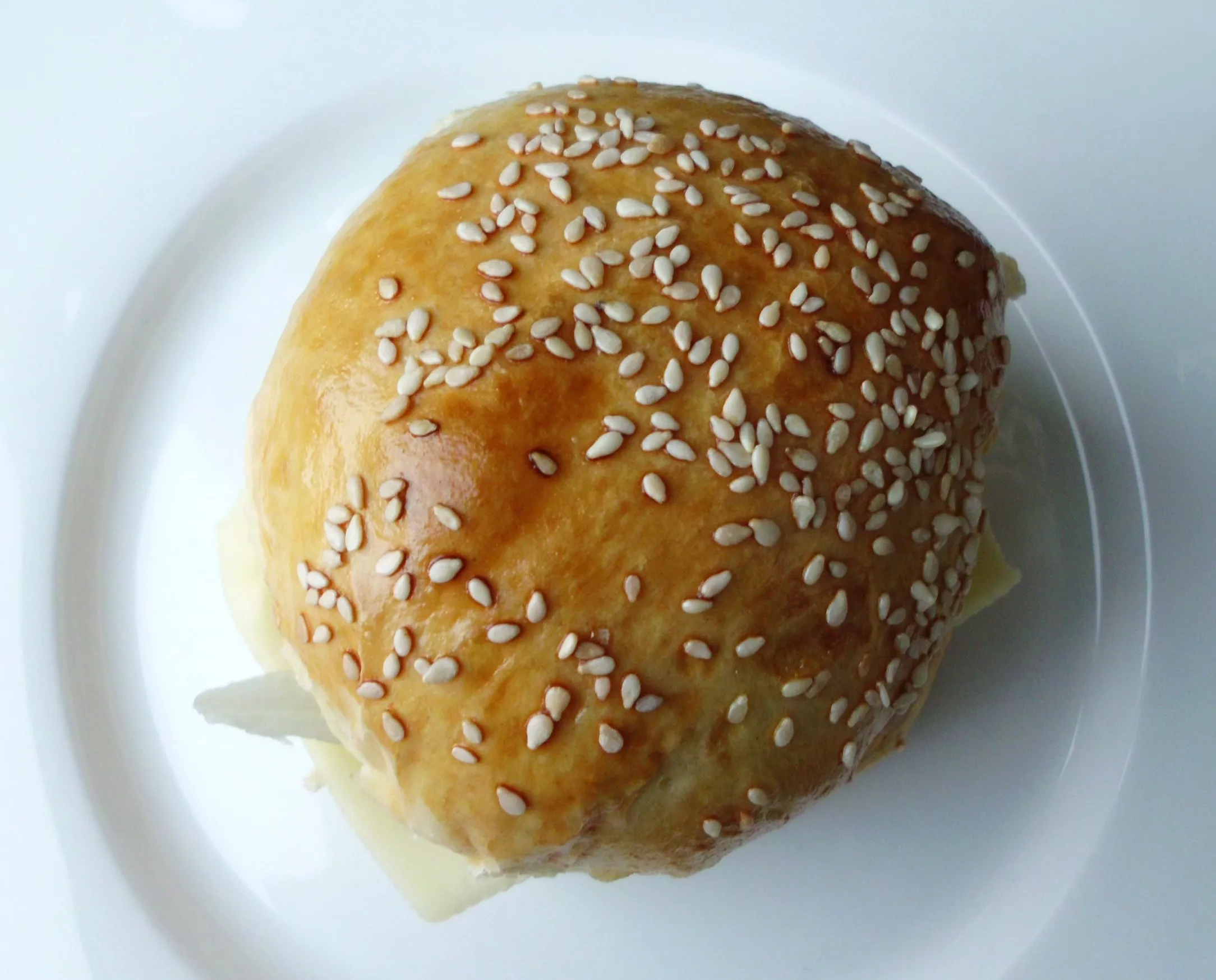 Drei frisch gebackene goldbraune Hamburger Brötchen nebeneinander