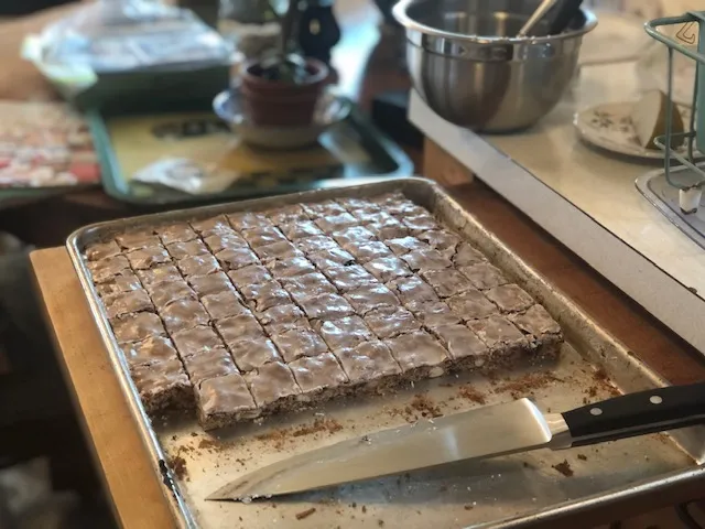 Drei gestapelte Berliner Brot Kekse, die dunkle Schokolade und Mandeln zeigen, mit einer leichten Puderzuckerglasur.