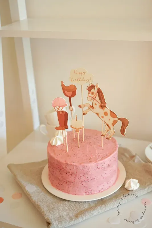 Drei kleine rosa Torten mit Pferde-Toppern und Beeren dekoriert