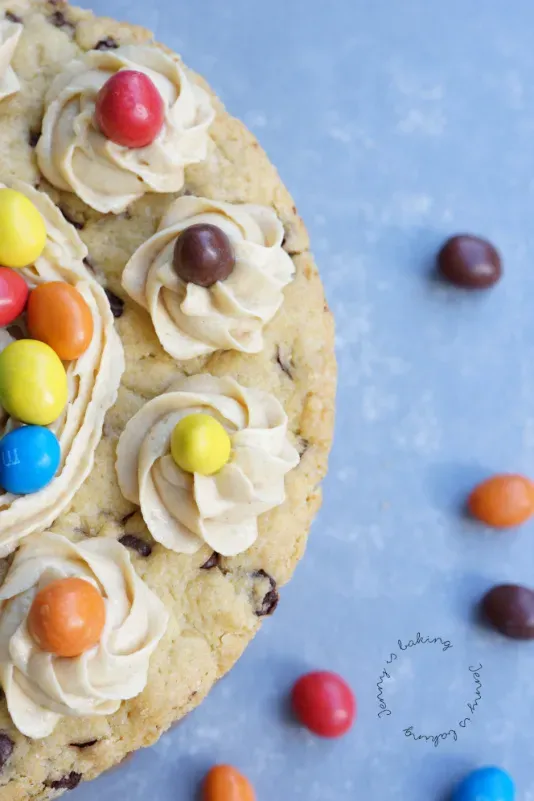 Drei Schichten Chocolate Chip Cookie Kuchen mit Erdnussbuttercreme