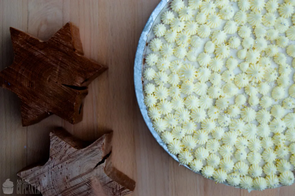 Drei Schichten Vanilleböden mit Kirschfüllung und Vanille-Frosting