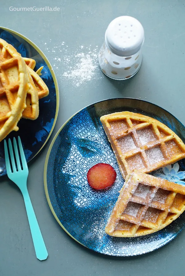 Drei stapelbare Slow-Carb Linsen-Waffeln auf einem Gitter