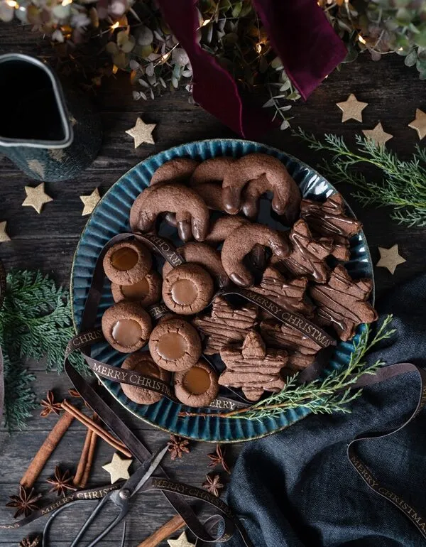 Drei verschiedene Schokoladenplätzchen aus einem Teig