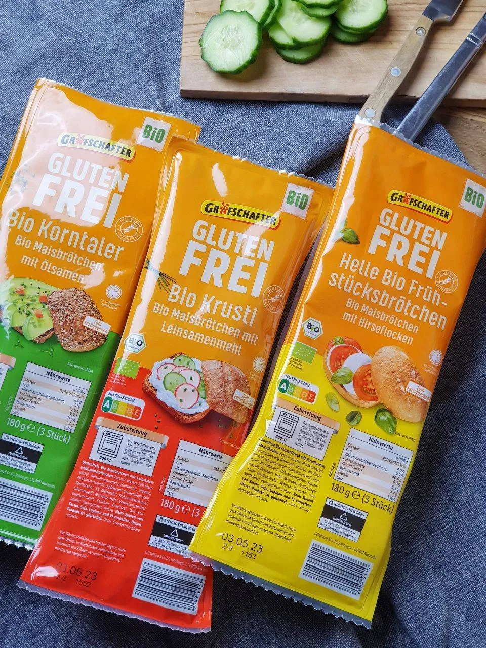 Drei verschiedene Sorten glutenfreier Bio-Brötchen von Lidl auf einer Holzplatte