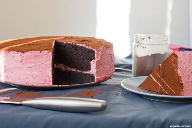 Dunkle Schokoladenkuchenböden, bereit für das Schichten