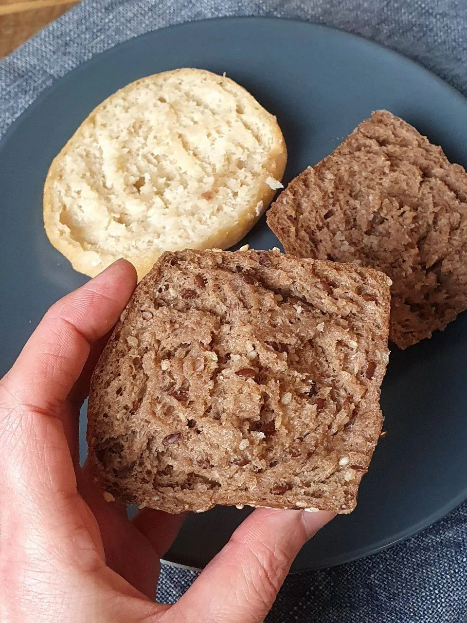 Dunkle und helle glutenfreie Brötchen mit Samen, bereit zum Verzehr