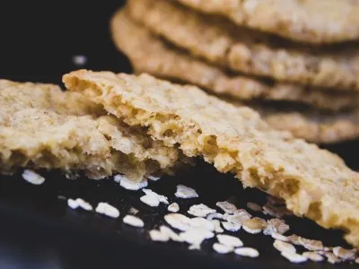 Durchgebrochener veganer Haferkeks