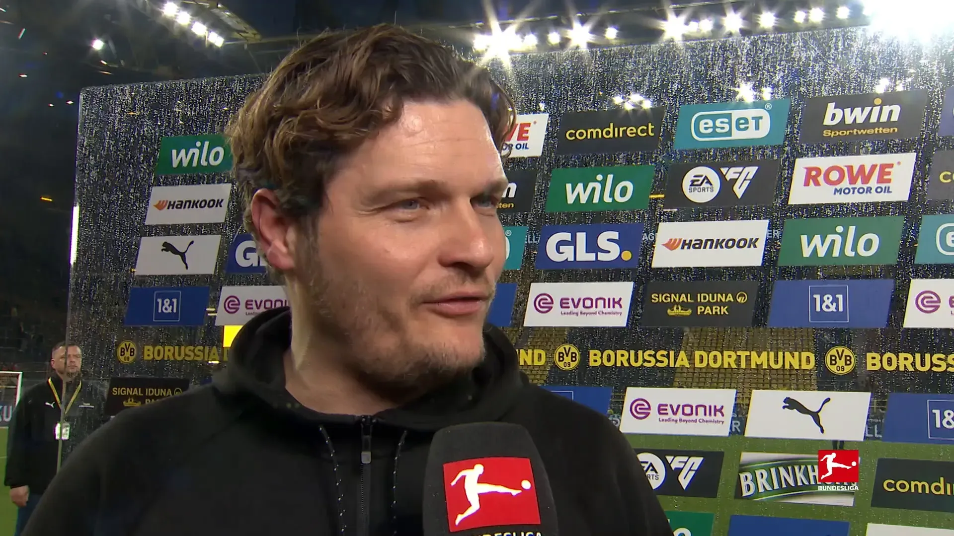 Edin Terzic am Spielfeldrand, konzentriert während eines Spiels