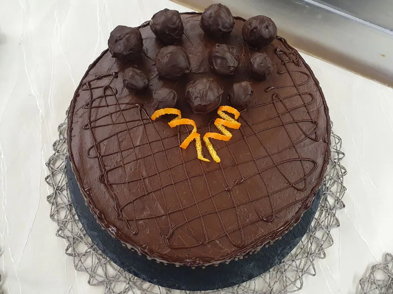 Edle Whisky-Orangen-Torte mit Trüffeldeko