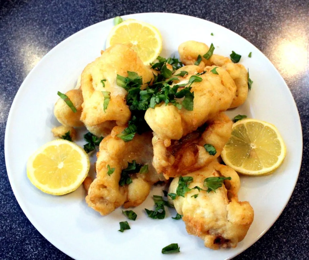 Egli Filet im Bierteig mit Knoblauch Spargeln – fertig zum Servieren