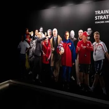 Ehemalige Trainer und Strategen des FC Bayern München an einer Wand dargestellt