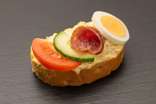 Ei-Salat Sandwich mit würziger Salami