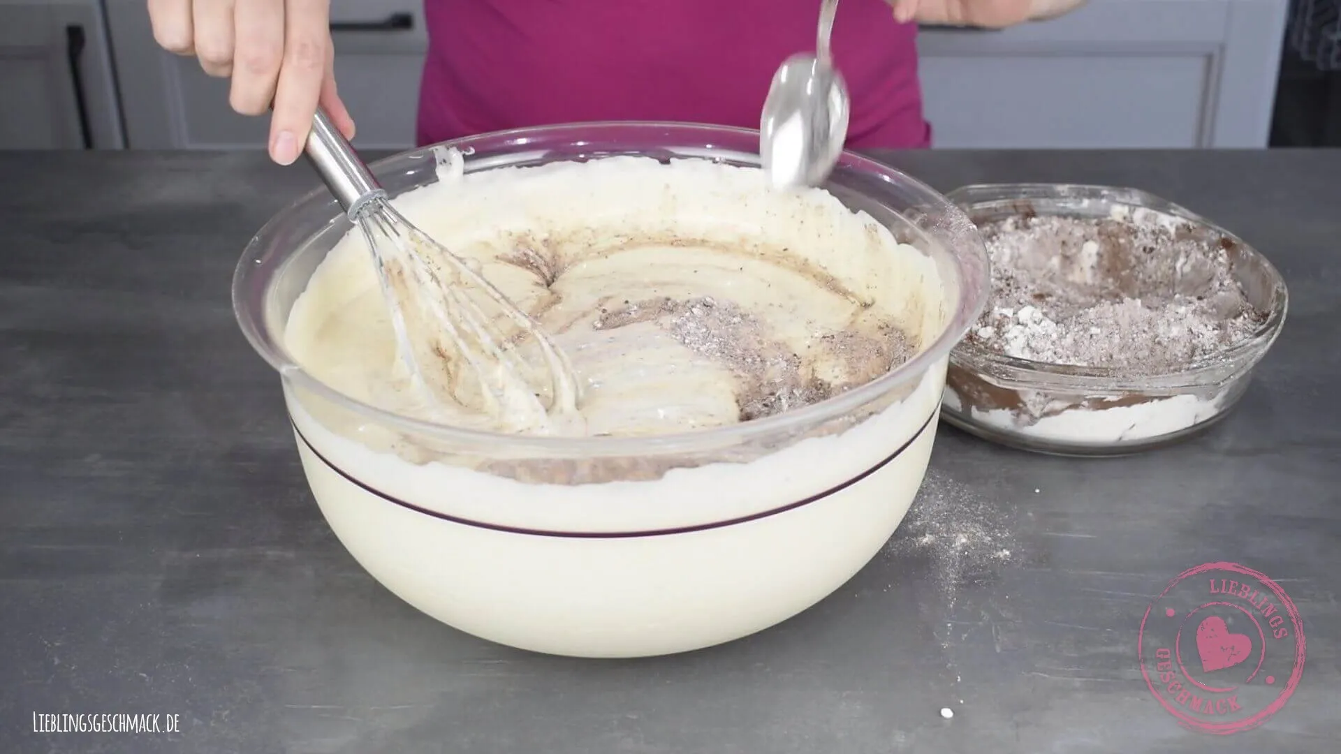 Eier, Zucker und Öl für den Ritterburg Torte Teig schaumig schlagen