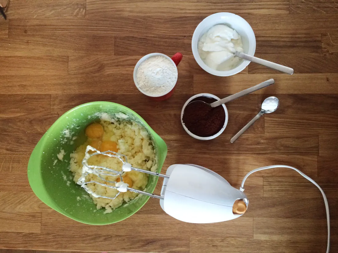 Eier zur Butter-Zucker-Mischung geben