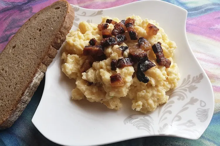 Eierschmier, ein herzhafter Eierbrotaufstrich auf frischem Brot
