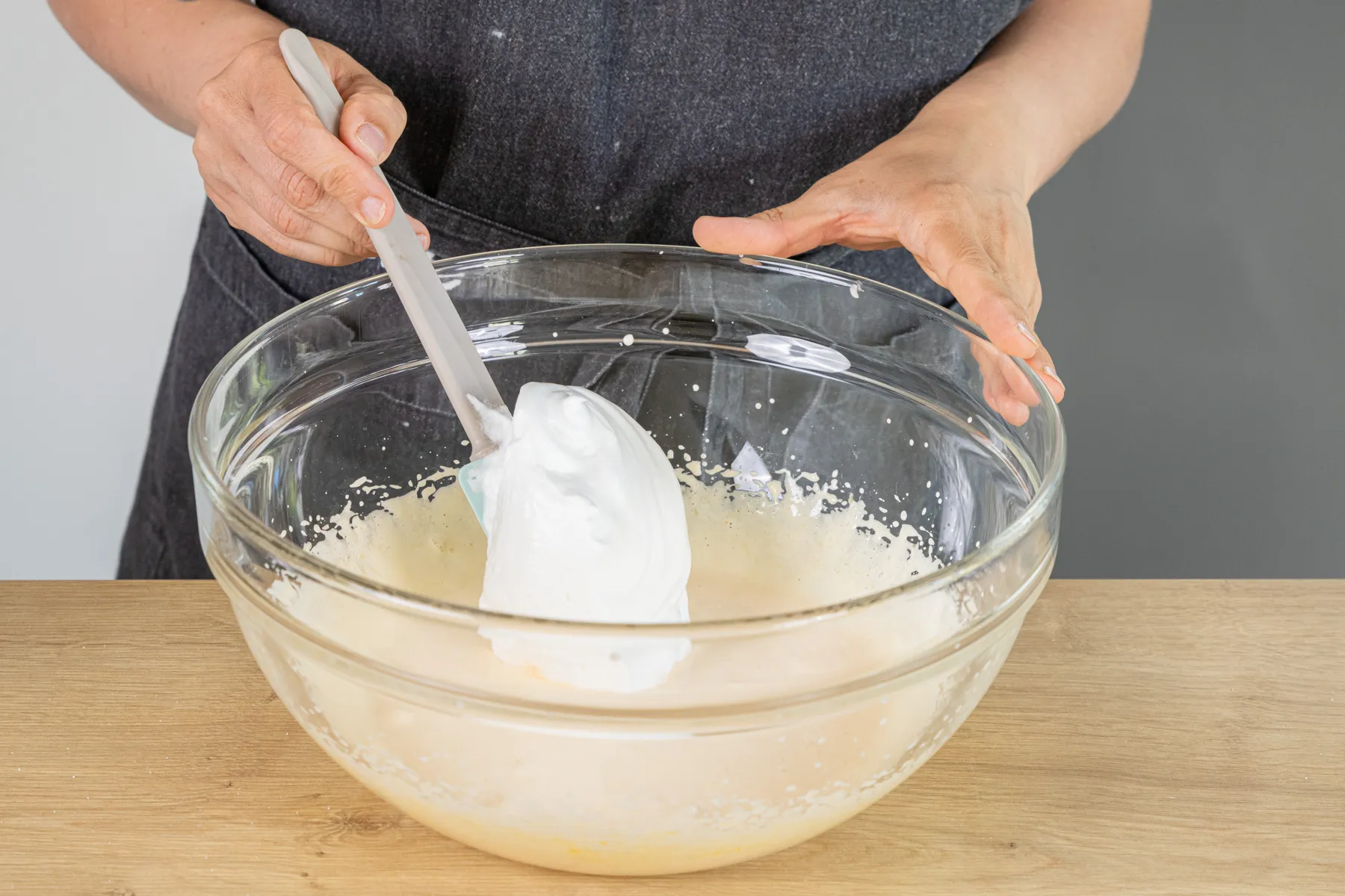 Eigelbmasse und Eischnee vorsichtig unterheben