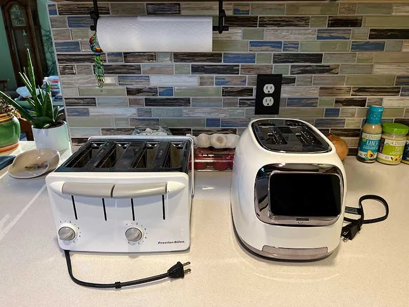 Ein alter, einfacher Toaster steht neben dem modernen Tineco TOASTY ONE Toaster