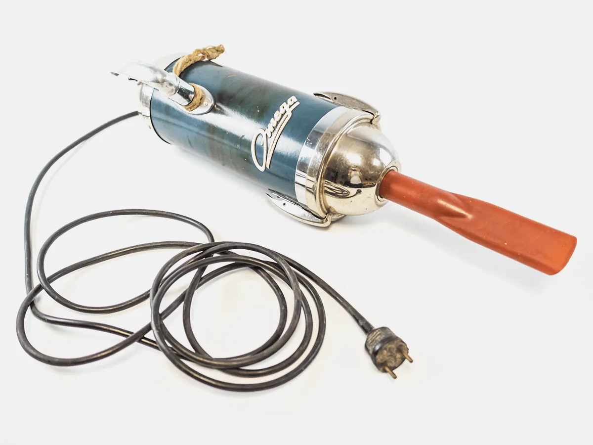 Ein alter Handstaubsauger der Marke Omega, typisch für DDR-Haushalte