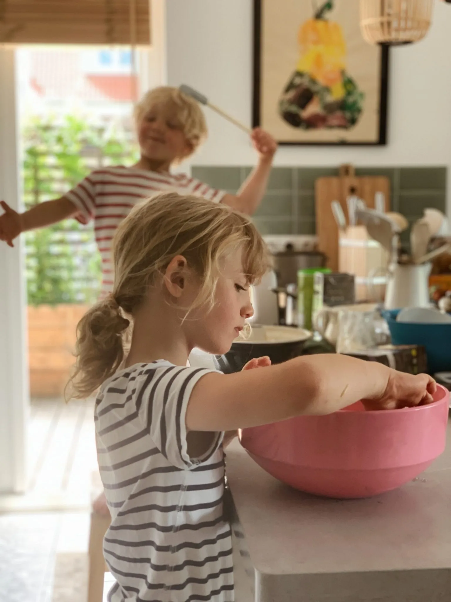 Ein alter Holzkochlöffel, der tief in cremigem Kuchenteig steckt.