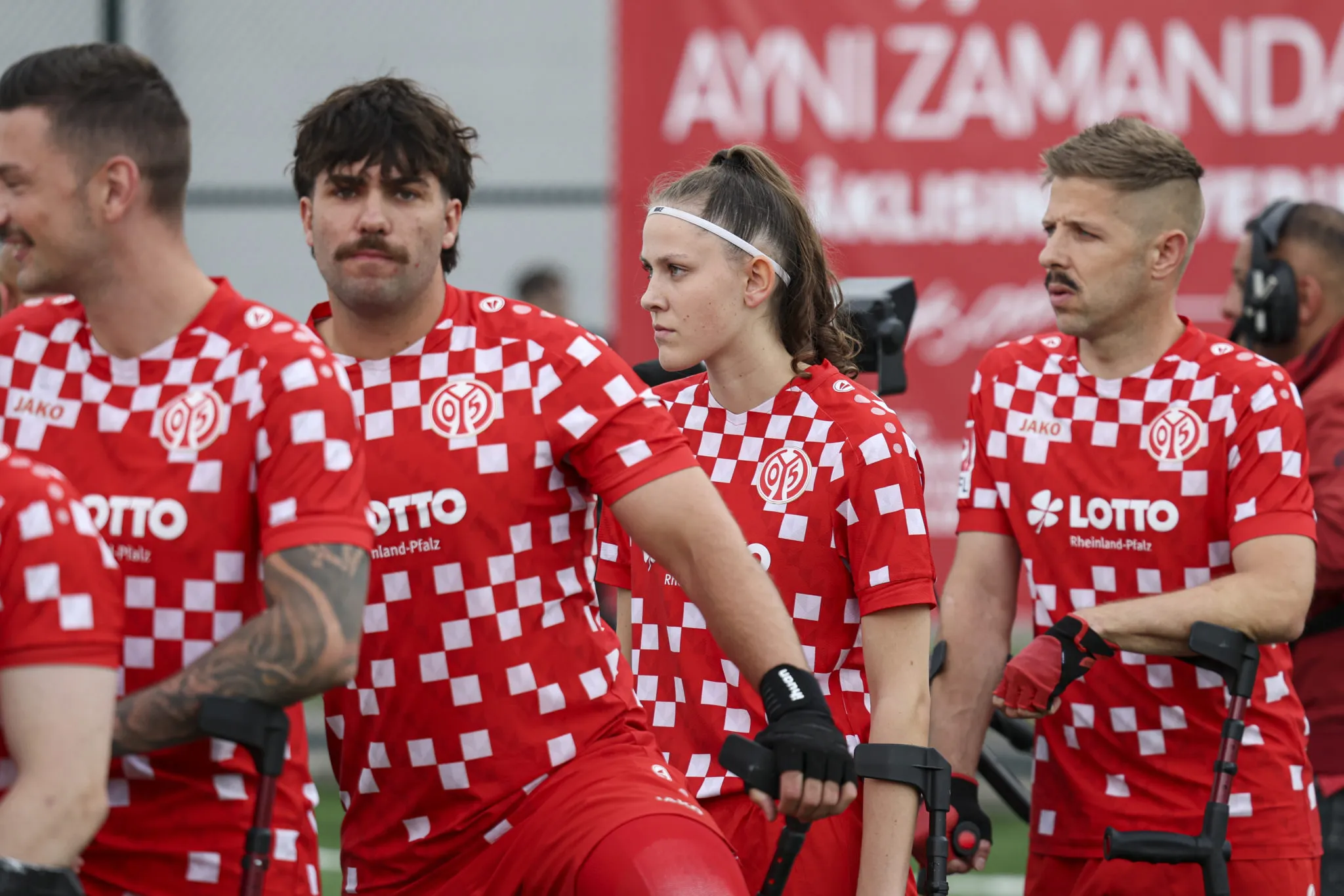 Ein Amputierten-Fußballteam feiert einen Treffer