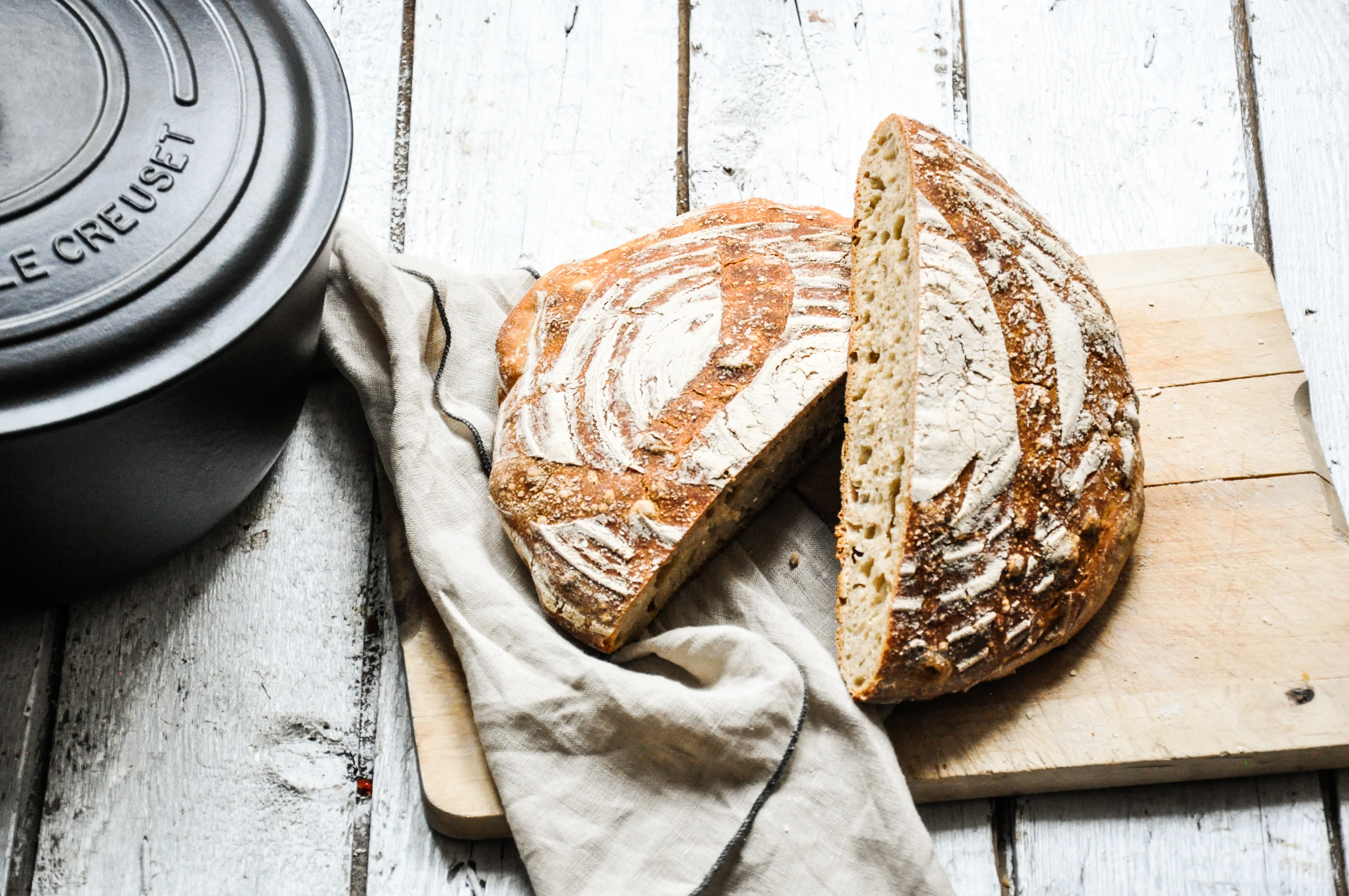 Ein angeschnittenes Sauerteigbrot, das seine luftige Krume zeigt