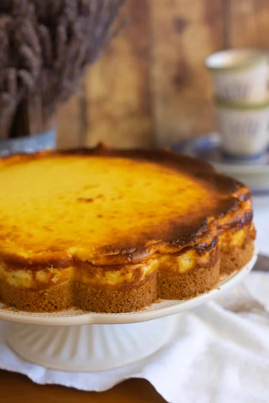 Ein angeschnittenes Stück cremiger Eierlikör-Käsekuchen mit glänzender Oberfläche