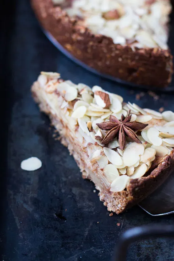 Ein angeschnittenes Stück des Apfelkuchens, das die Schichten zeigt