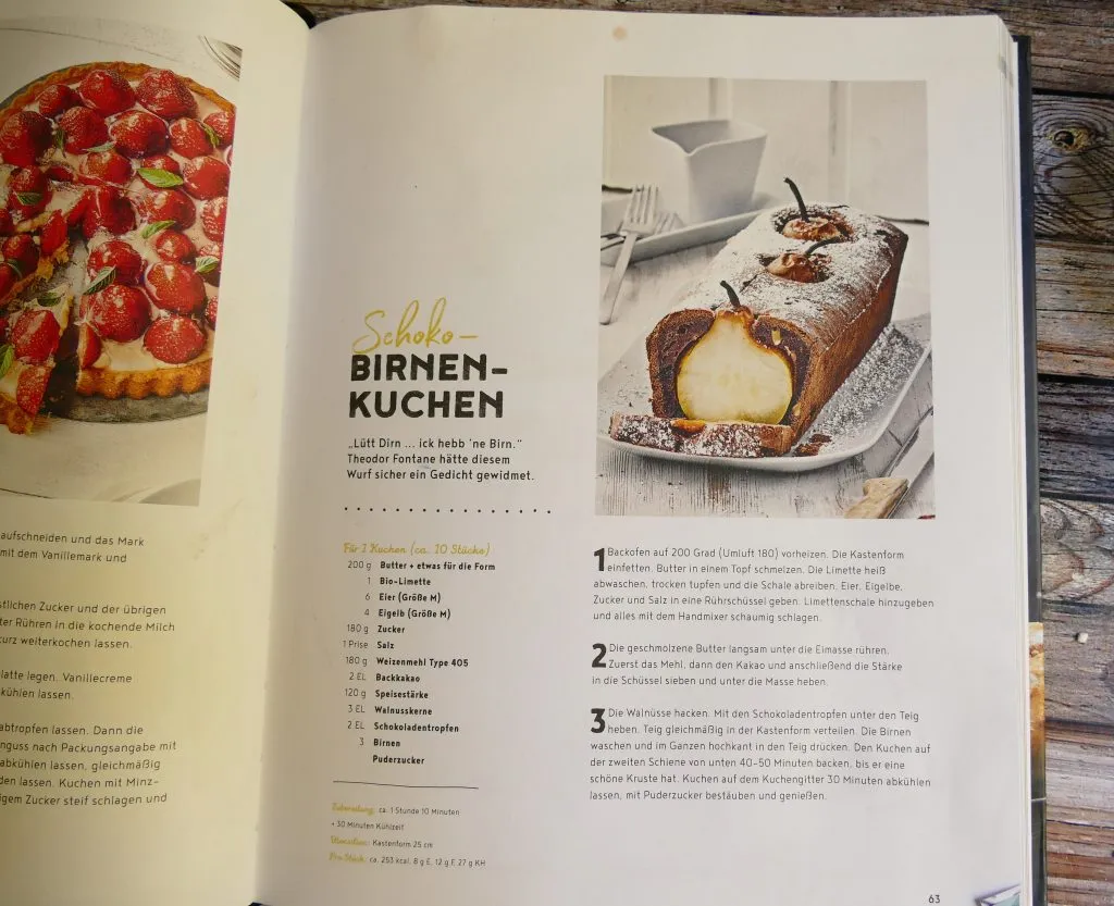 Ein Anschnitt des Schoko-Birnen-Kuchens, der die Frucht im Teig zeigt