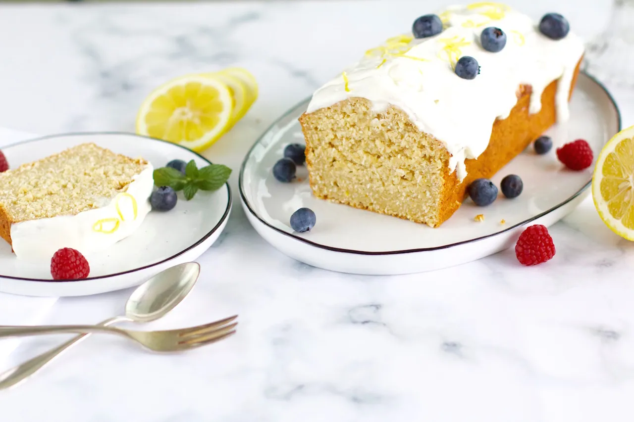 Ein appetitlich angeschnittener Zitronen-Kokos-Kuchen mit Kokosraspeln
