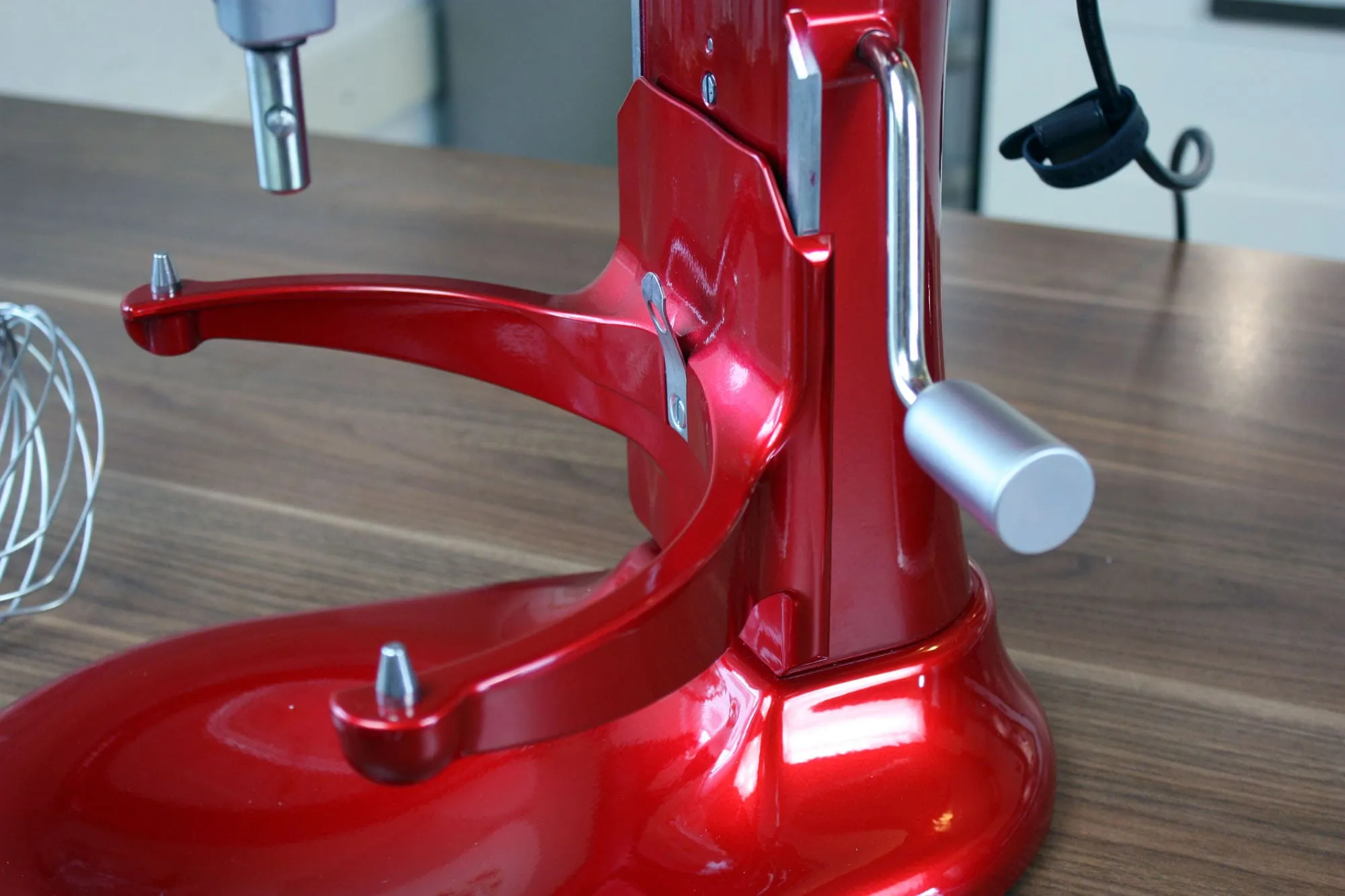 Ein Arm trägt die Schüssel, mit dem Hebel hebt oder senkt sie sich.